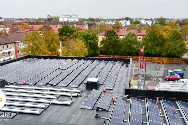 Solscellpaneler på Tiundaskolans tak, där det kommer att installerar batteri