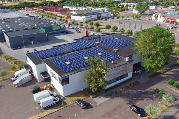 Bild på solceller hos Miljögårdens Möbler i Lund. Save by Solar har installerat anläggningen.