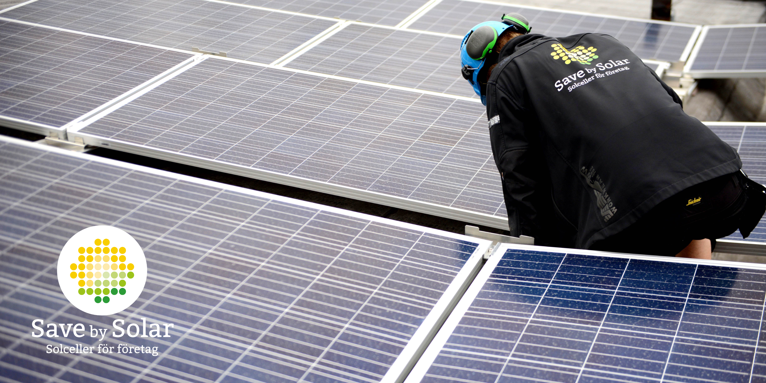 En installatör från Save by Solar installerar solceller i en solcellsanläggning