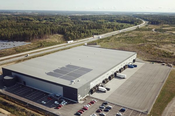 Save by Solar har installerat solceller åt fastighetsbolaget Bockasjö på deras fastighet E20-terminalen i Eskilstuna, där Sportamore är hyresgäst.